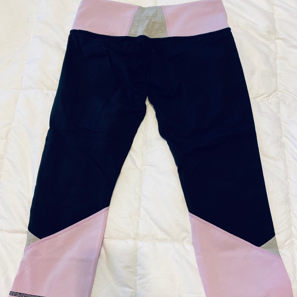 Lululemon black/lilac/white crops